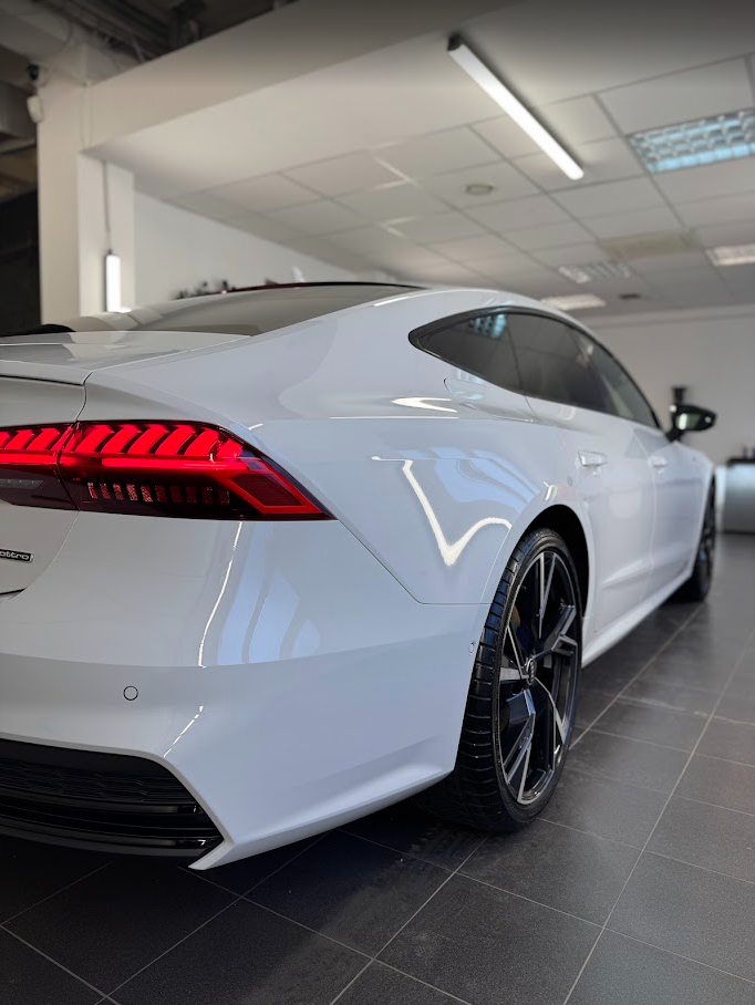 Powłoka ceramiczna na masce samochodu